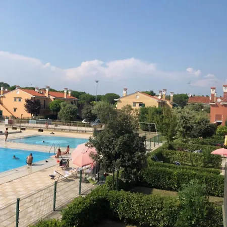 Cozy With Pool And Garden In Bibione