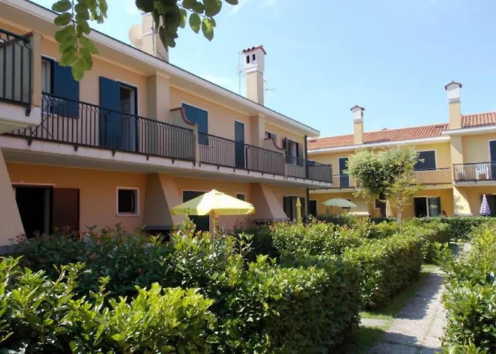 Cozy With Pool And Garden In Apartment *