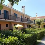 Cozy With Pool And Garden In Апартаменты *
