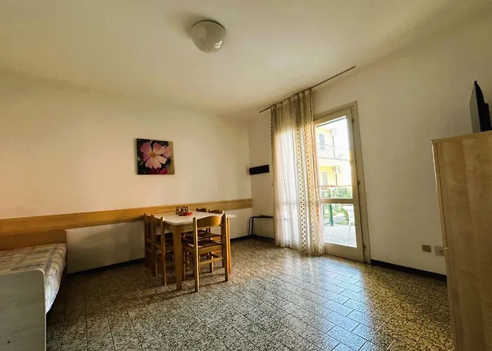 Cozy With Pool And Garden In